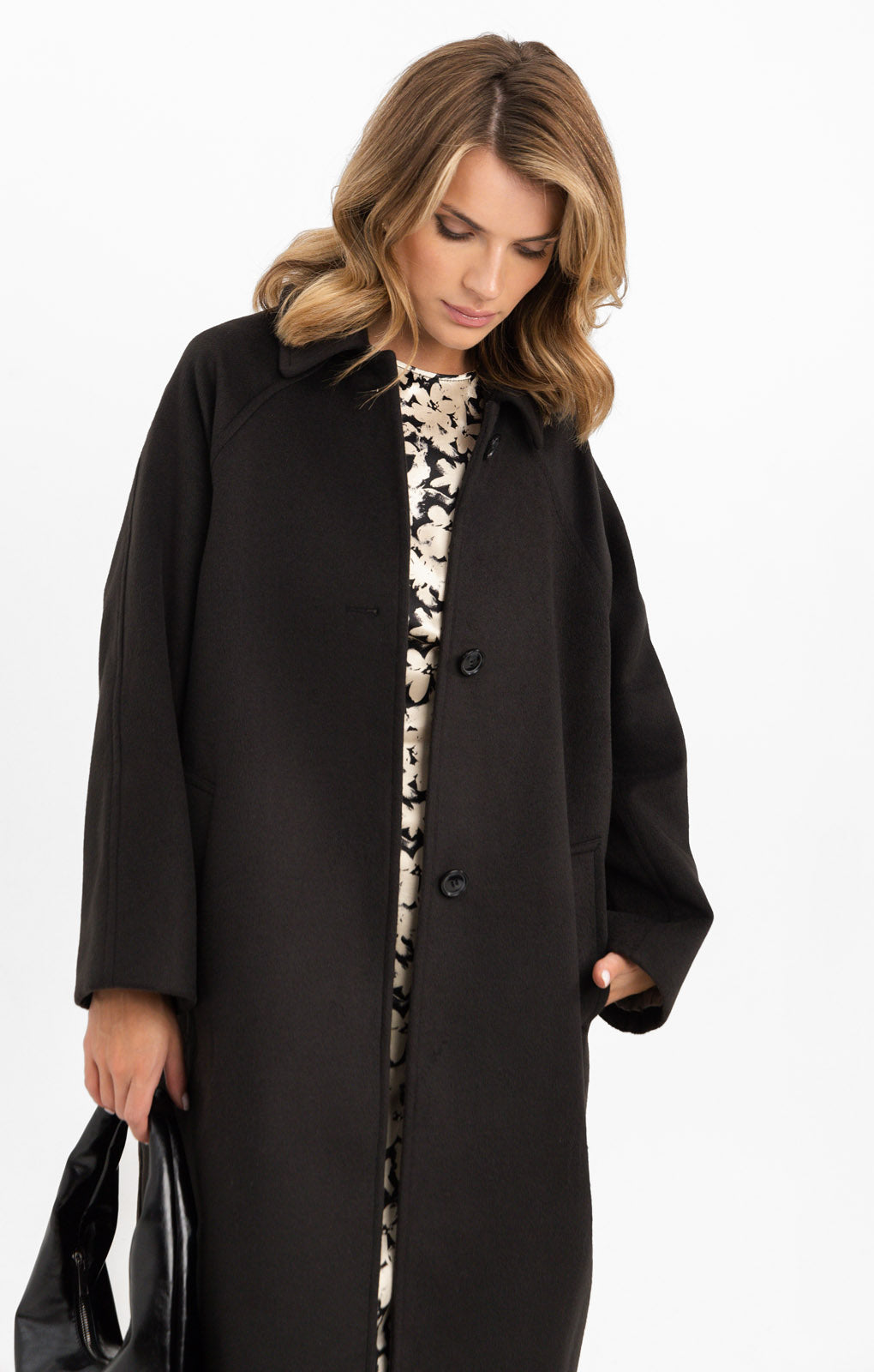 Gianni Feraud Rose Raglan Coat In Black