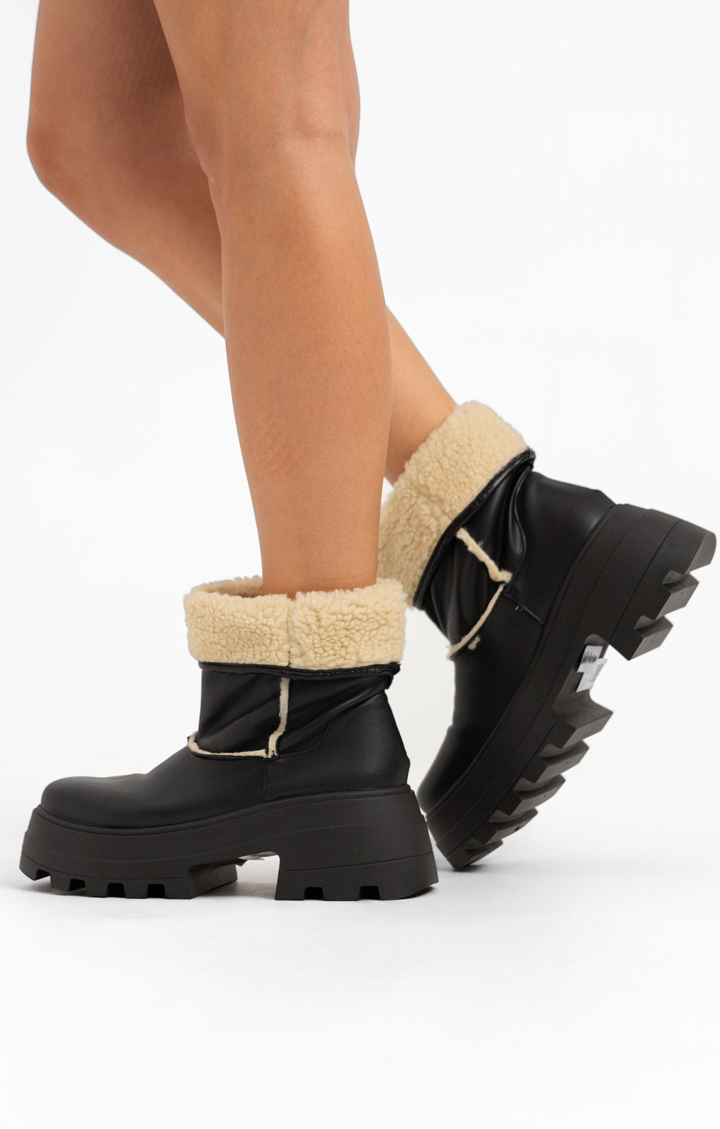 ASOS DESIGN Adriana Chunky Borg Lined Boots In Black