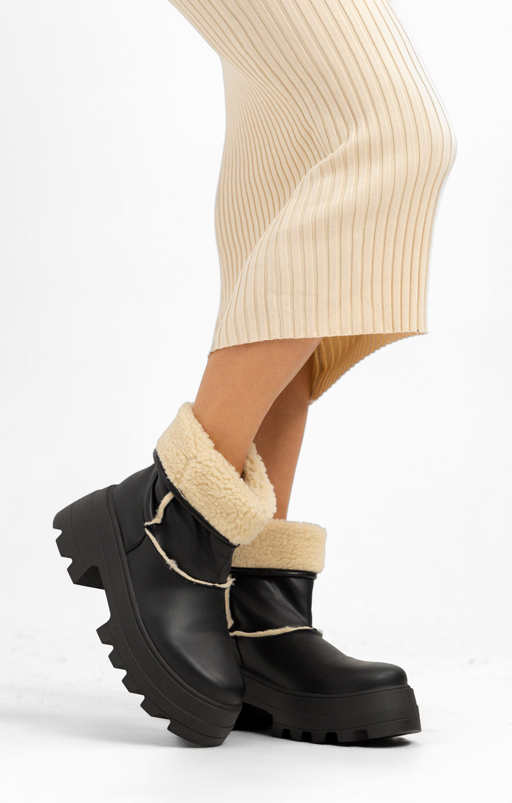 ASOS DESIGN Adriana Chunky Borg Lined Boots In Black