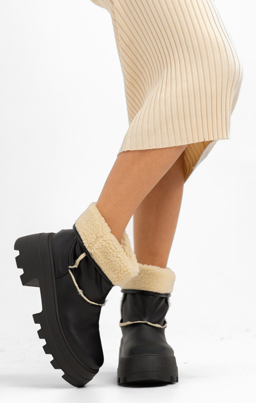 ASOS DESIGN Adriana Chunky Borg Lined Boots In Black
