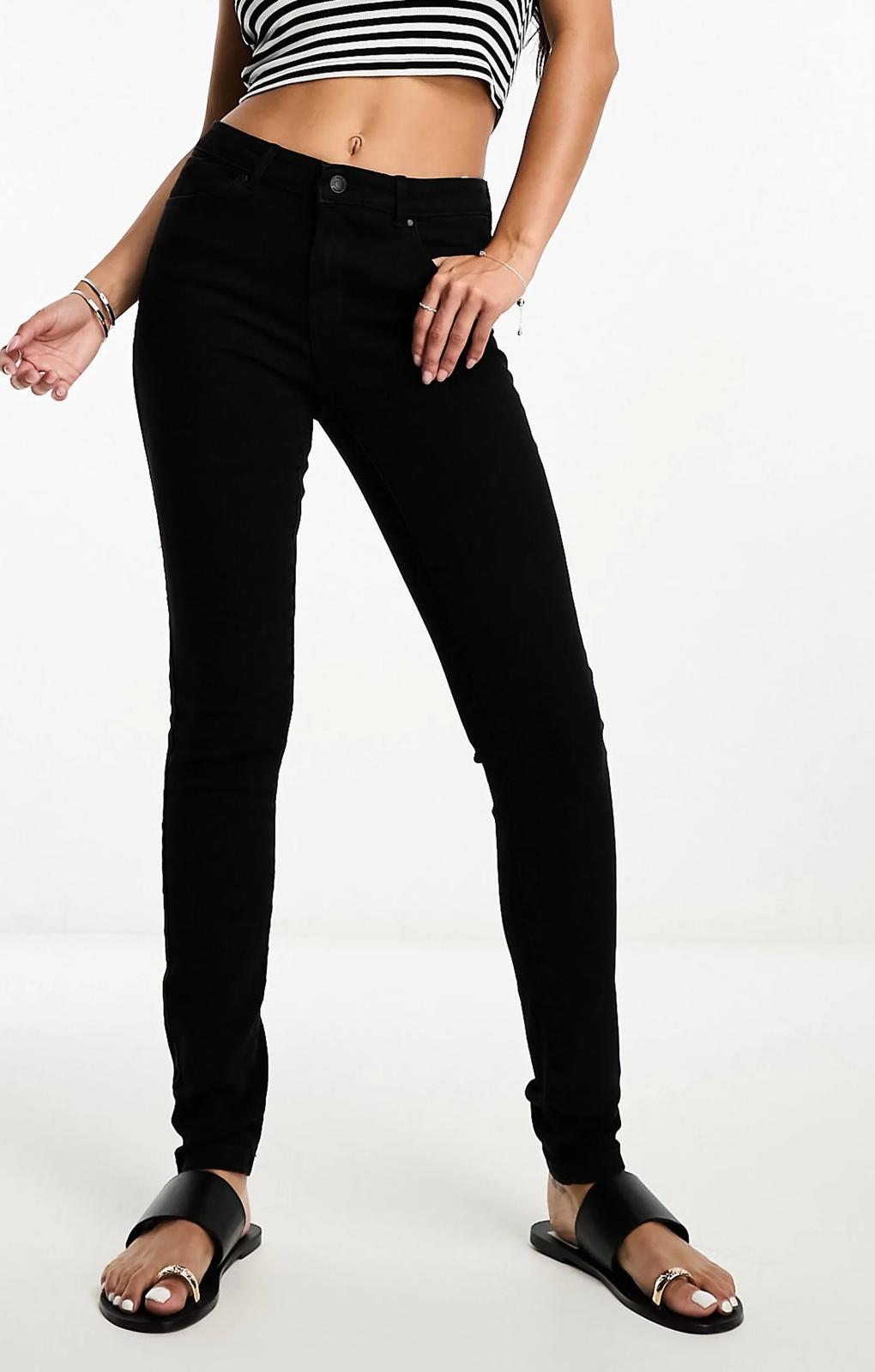 Vero Moda Tanya Skinny Jean With Mid Rise In Black – jeans by Vero Moda, available to rent from Hirestreet
