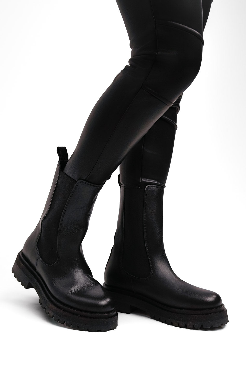 Leather Pull On Chunky Boots In Black