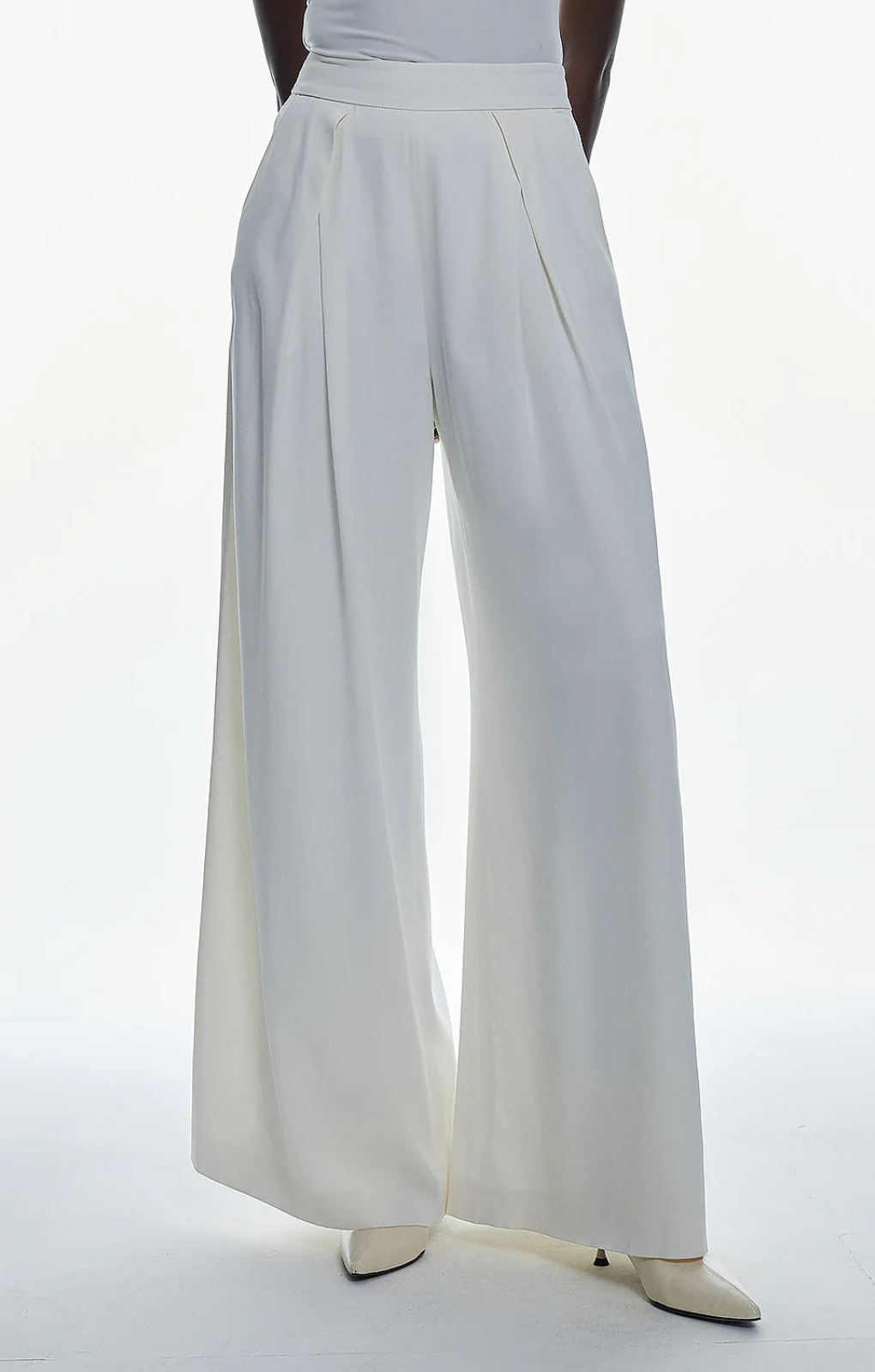 Karen Millen Pleat Detail Wide Leg Trouser – trousers by Karen Millen, available to rent from Hirestreet